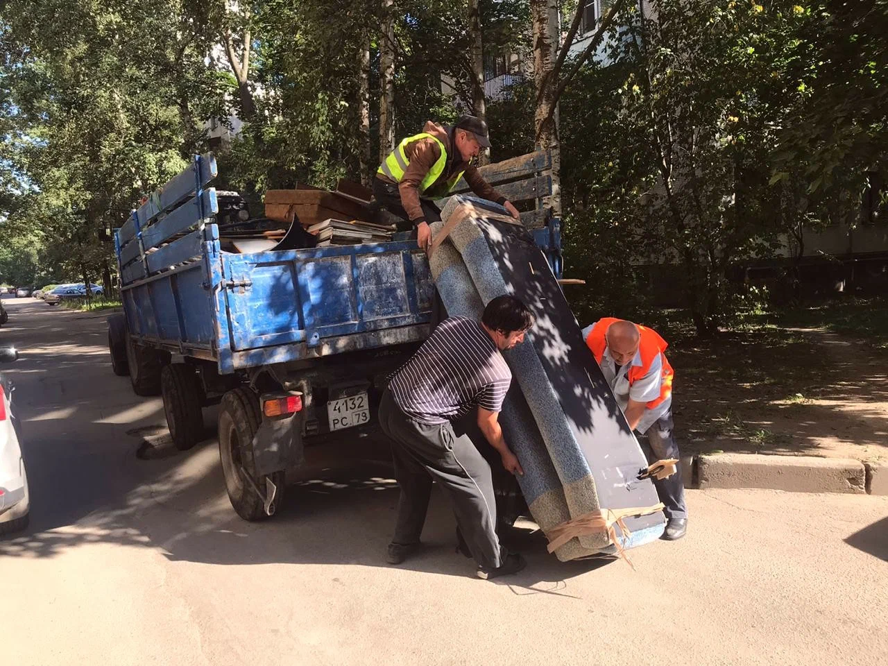 Профессиональный вывоз крупногабаритного мусора в Шахтах в октябре