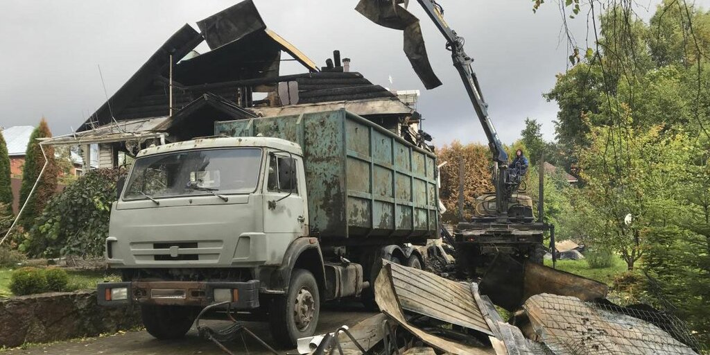 Вывоз мусора после пожара с утилизацией в Шахтах в октябре