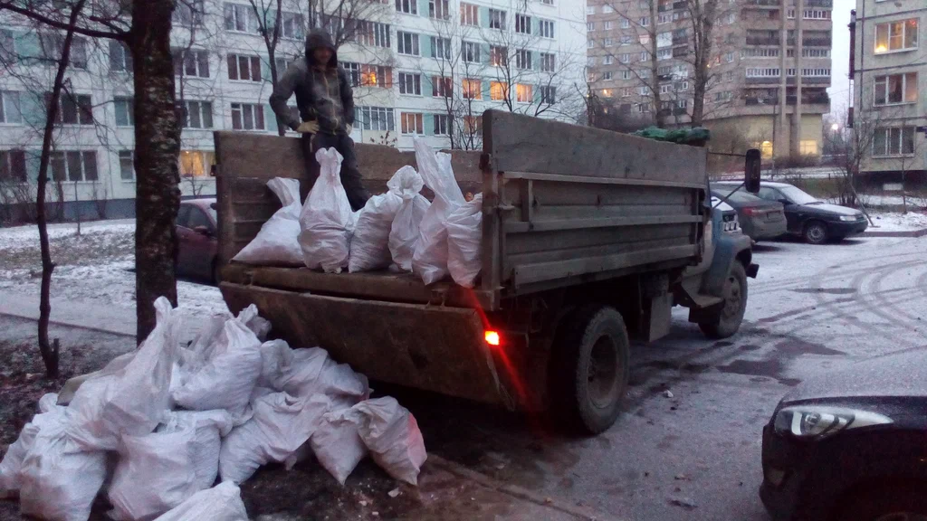 Вывоз мусора в мешках в Шахтах в октябре