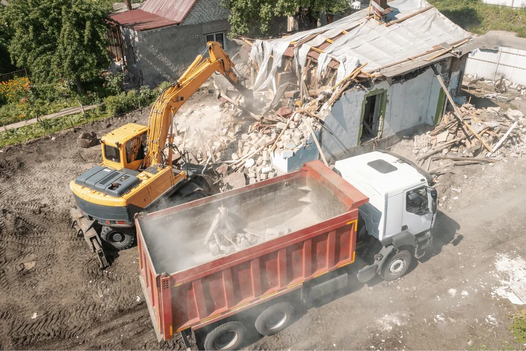 Вывоз мусора после сноса зданий с выездом в Шахтах в октябре