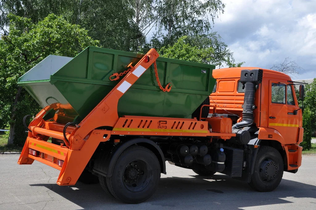 Заказ бункеровоза для вывоза мусора и отходов в Шахтах в октябре