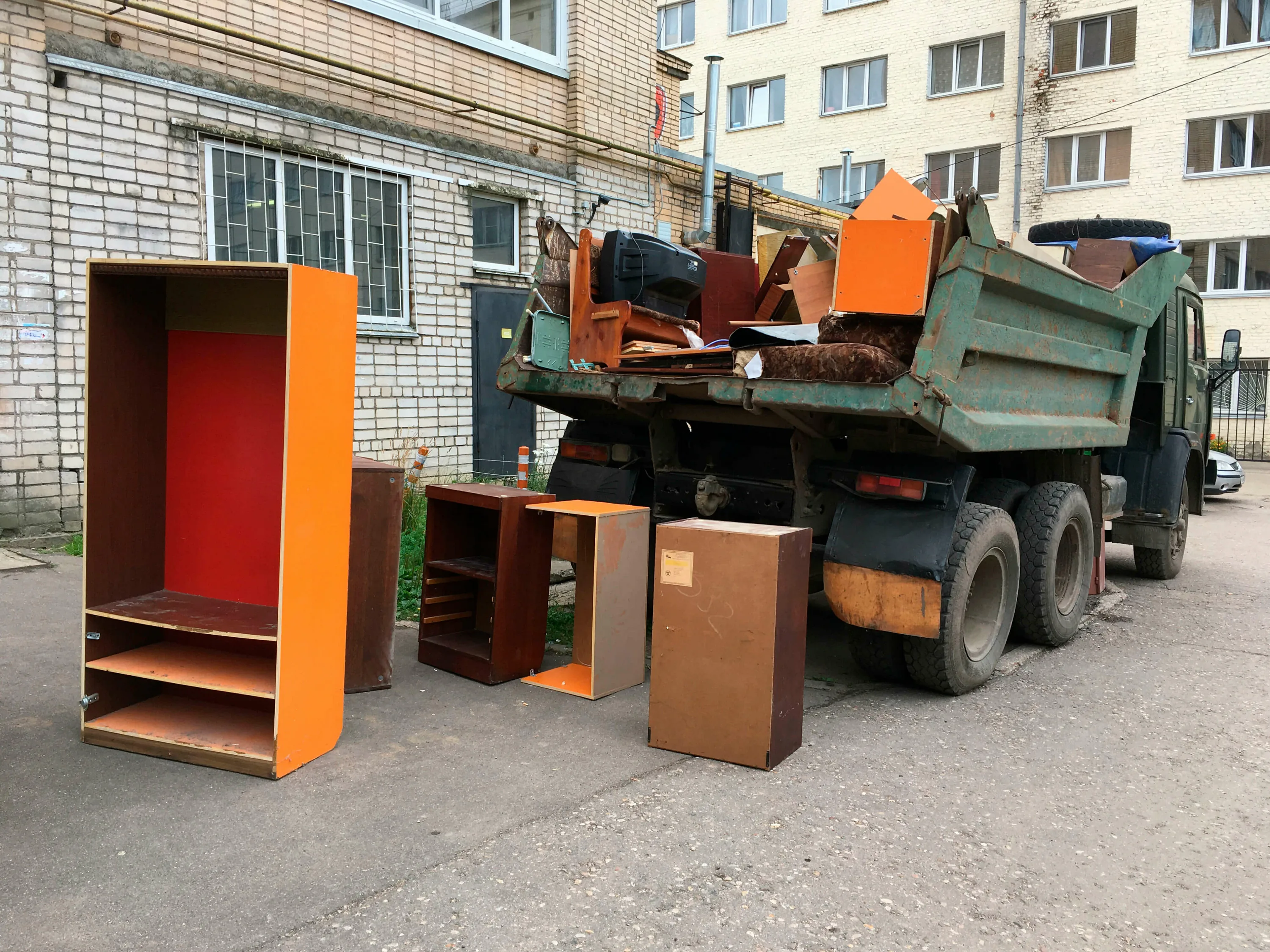 Утилизация старой мебели с вывозом и разбором в Шахтах в октябре