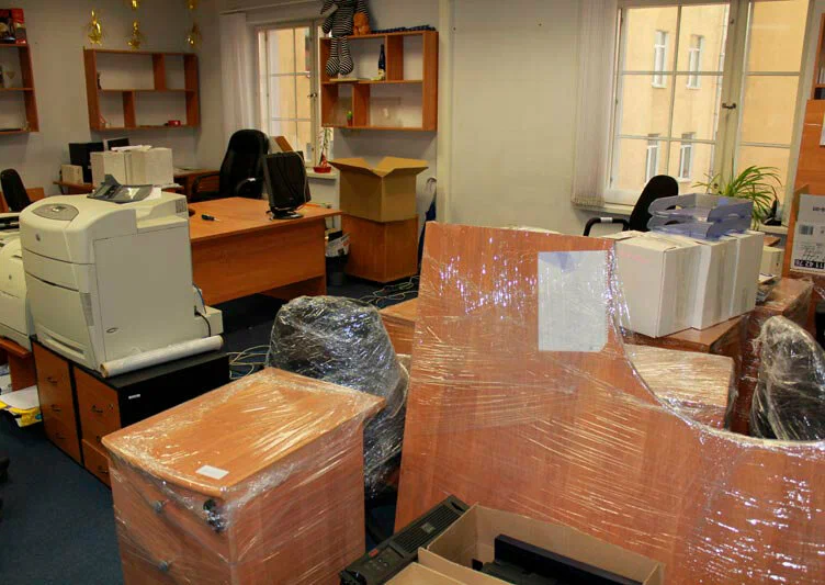 Вывоз старой офисной мебели в Шахтах в октябре