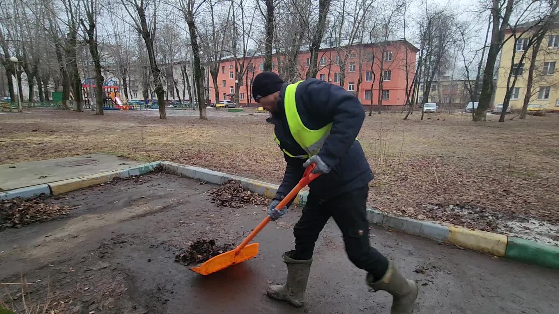 Уборка территорий в Шахтах в октябре
