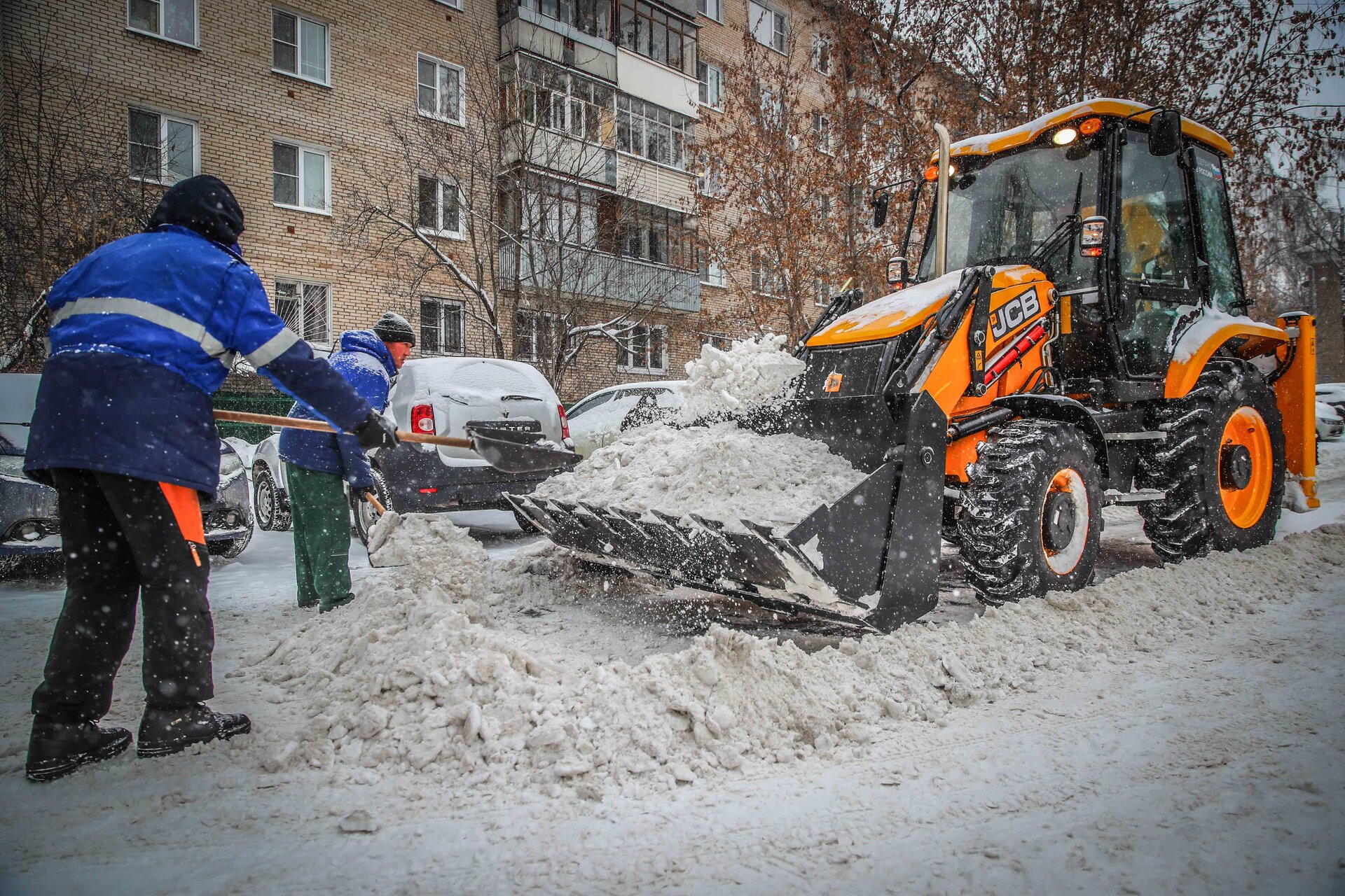 Очистка дворов от снега и наледи в Шахтах — уборка снега, трактор и ручная, цены от 543 руб. | ПроМусор