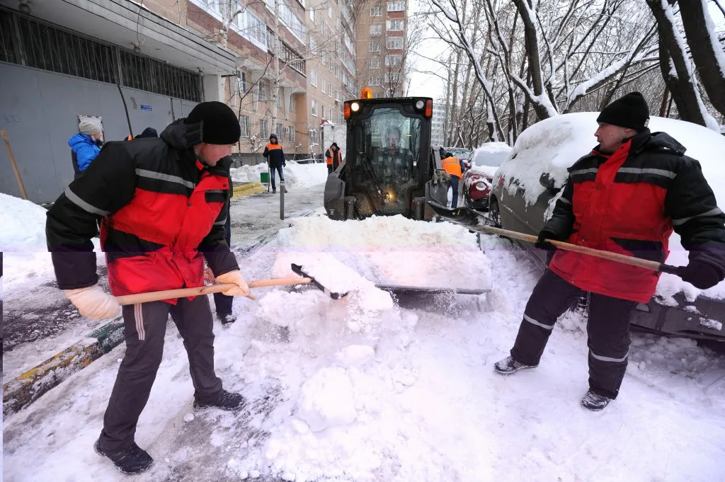Очистка дворов от снега с гарантией результата в Шахтах в октябре