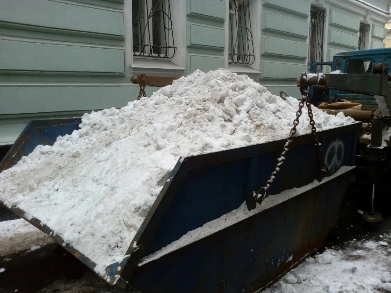 Вывоз снега контейнерами в Шахтах в октябре